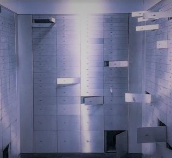 Das Bild zeigt einen Tresorraum mit geöffneten Schließfächern