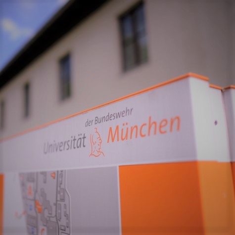 Die Aufnahme vom 21. Juni 2013 zeigt eine Tafel auf dem Gelände der Universität der Bundeswehr in Neubiberg bei München mit der Aufschrift "Universität der Bundeswehr München" und einem Lageplan.
