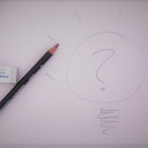 Das Bild zeigt ein Blatt Paper mit Bleistift, Radiergummi und einem Fragezeichen