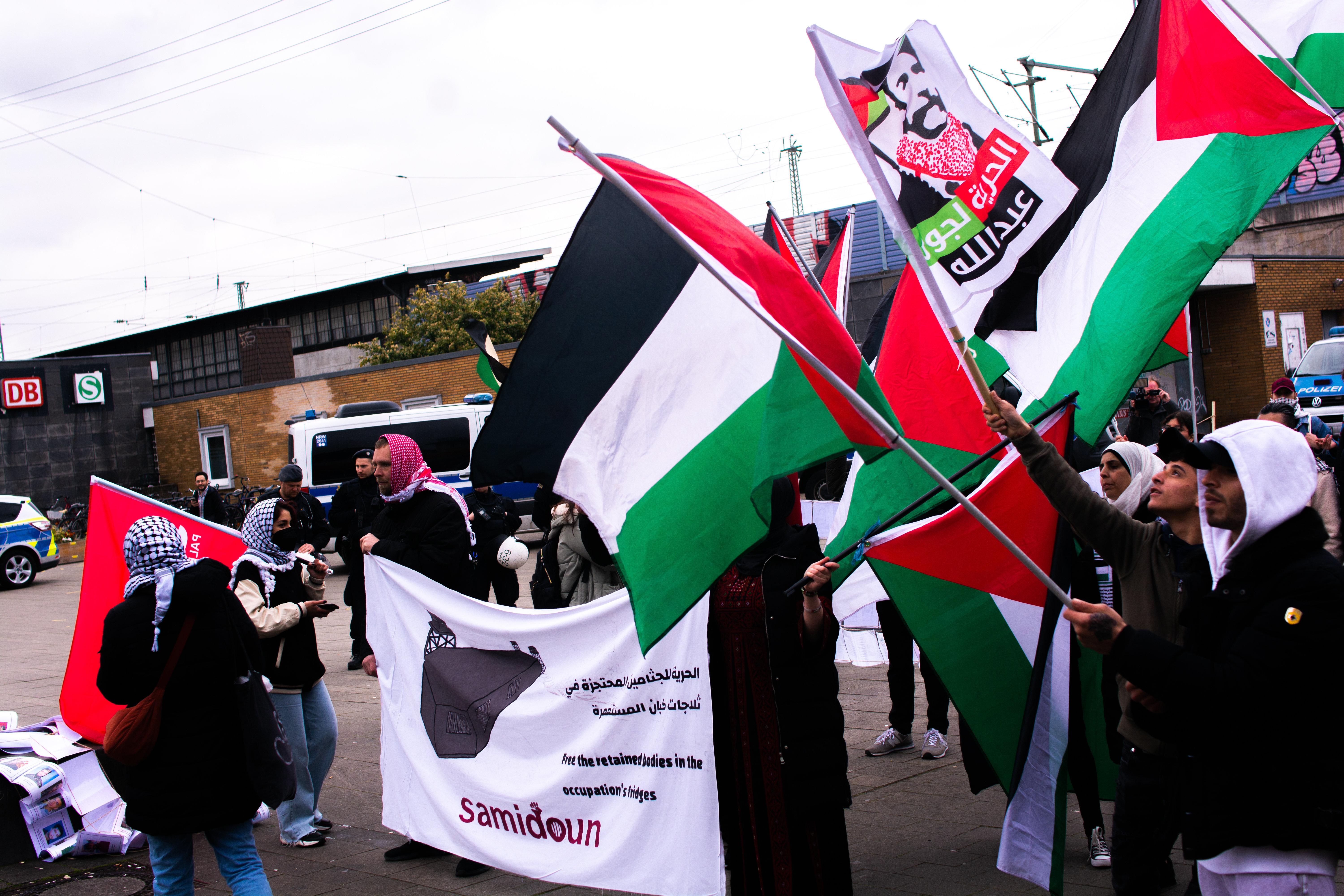 „Samidoun“-Fahnen bei einer Demonstration zum „Tag der palästinensischen Gefangenen“ am 15. April 2023 in Köln.