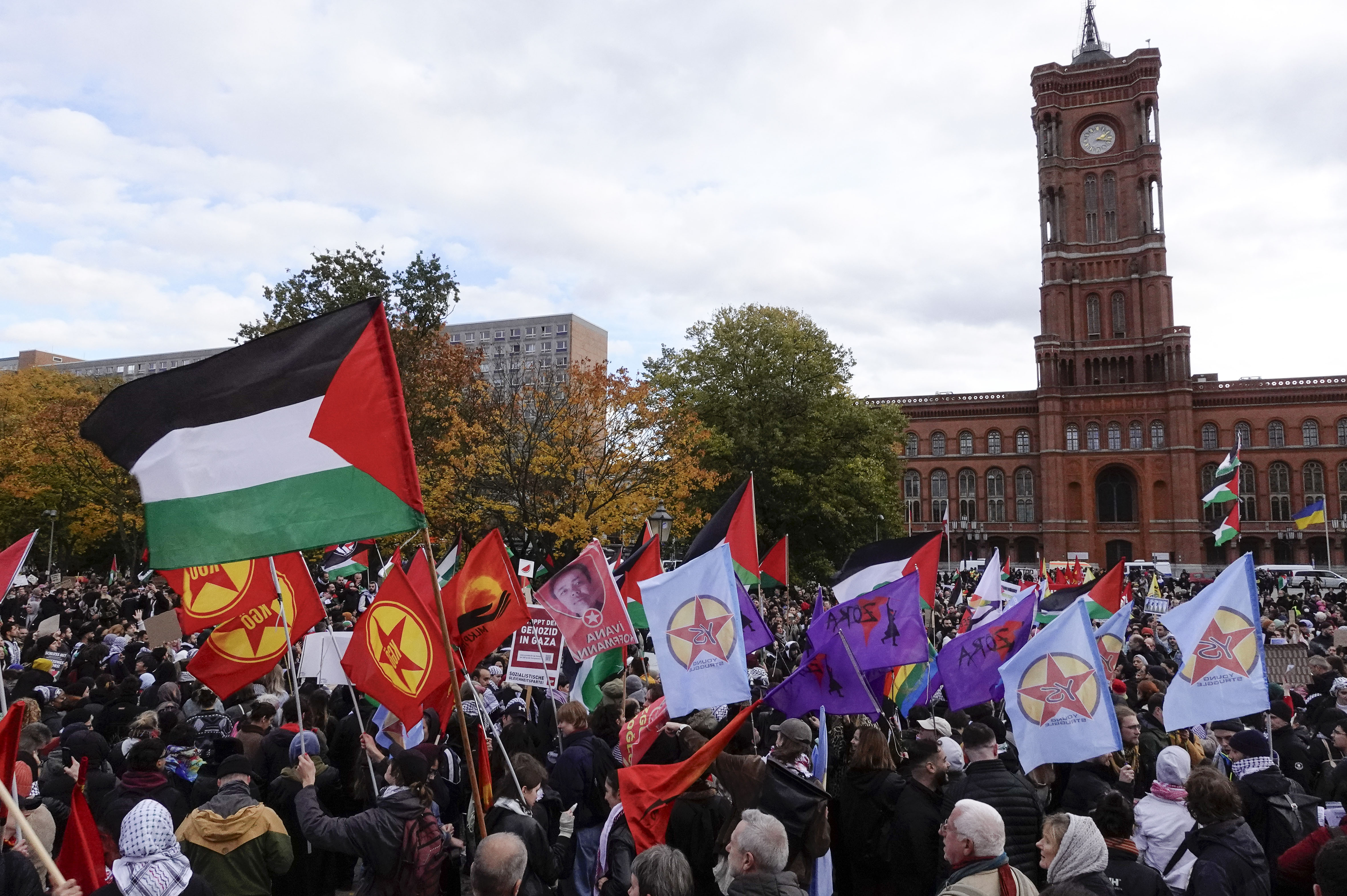 Propalästinensische Demonstration am 4. November 2023 in Berlin, an der sich neben Anhängern palästinensischer extremistischer Organisationen auch diverse Akteure aus dem türkischen und deutschen Linksextremismus beteiligten.