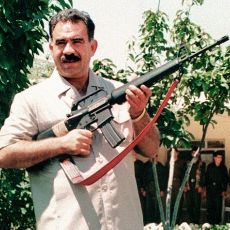 Die Aufnahme zeigt den kurdischen Separatistenführer Abdullah Öcalan im Juni 1997 mit einer amerikanischen M16-Maschinenpistole im Bekaa-Tal im Libanon.