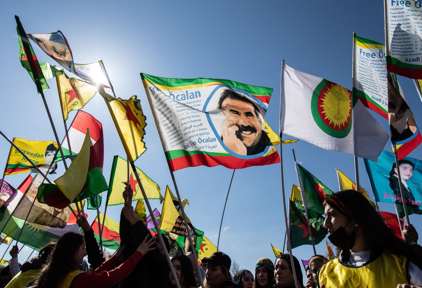  Ein Mann zeigt beim kurdischen Newroz-Fest in Frankfurt eine Flagge mit dem Bild des inhaftierten kurdischen Führers Abdullah Öcala.