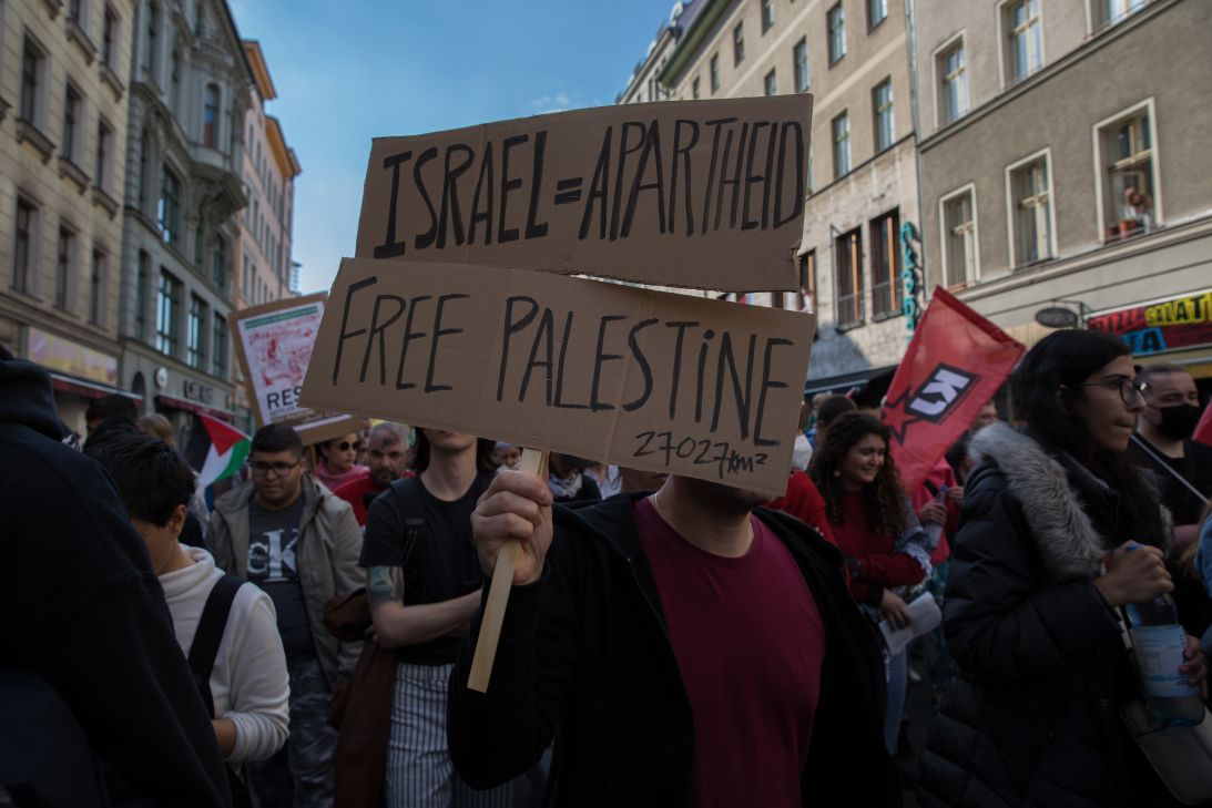 In Berlin wurde am 23. April 2022 ein großer Protest organisiert. Viele der Teilnehmer kamen mit palästinensischen Fahnen und trugen traditionelle Kaffiyeh-Schals.