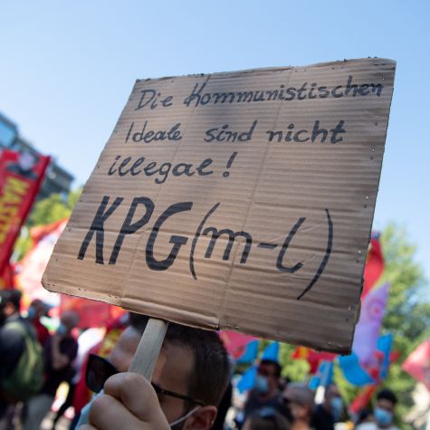Die Aufnahme zeigt eine Demonstration in München am 28. Juli 2020, wo ein Teilnehmer zur Solidarisierung mit Angeklagten in einem Terrorprozess um eine linke Gruppierung, die mit der TKP/ML in Verbindung steht, aufruft.