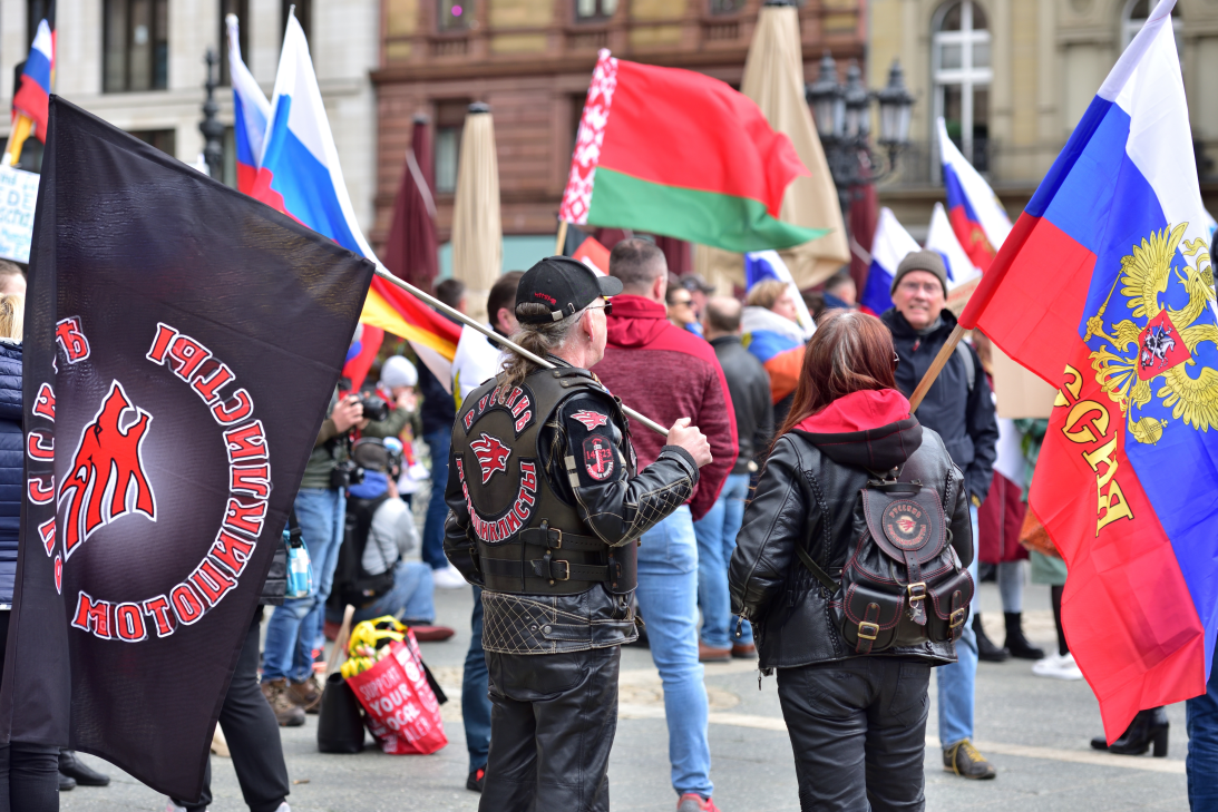 Pro Russische Demonstration in Frankfurt am Main, mit in der Spitze ca 800 Teilnehmer*innen. Auch Vertreter der "Nachwölfe", eines Russischen patriotisch-staatsnahen Bikerklub waren dabei. 