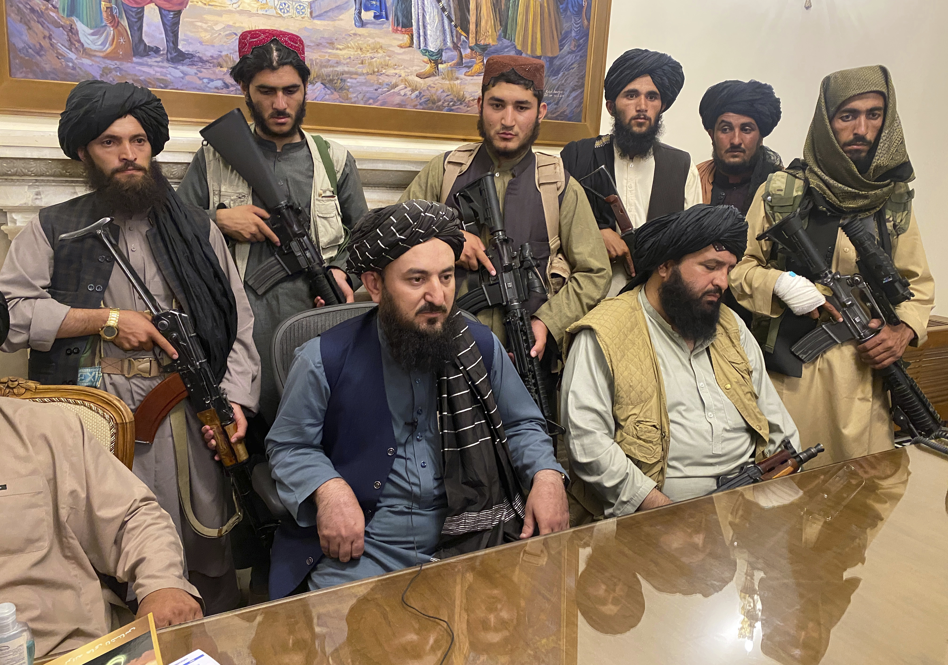Die Aufnahme zeigt Vertreter der Taleban am 15.08.2021 an einem Tisch sitzend bei einer Pressekonferenz