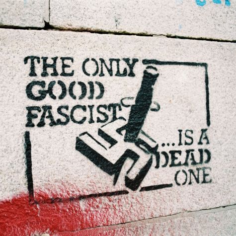 Die Aufnahme zeigt ein antifaschistisches Graffiti auf einer Steinmauer