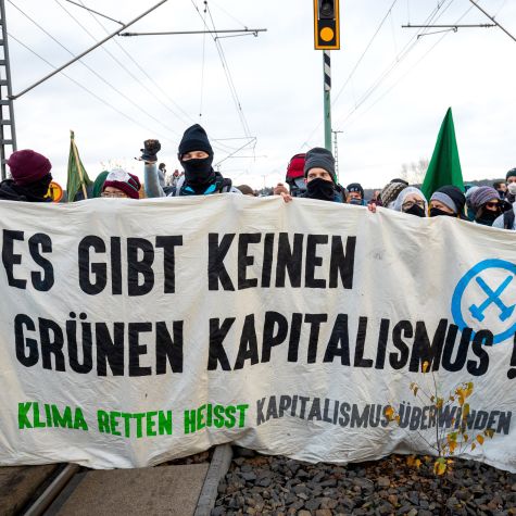 Die Aufnahme zeigt einen Protestmarsch des Antikohlebündnisses "Ende Gelaende", das am 30. November 2019 Bahngleise nahe dem Dorf Koppatz in Brandenburg blockiert.