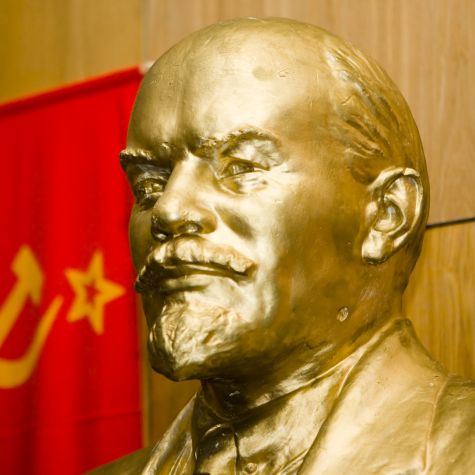 Die Aufnahme zeigt eine Büste von Wladimir Iljitsch Lenin mit der Flagge der Sowjetunion im Hintergrund