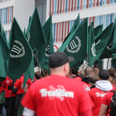 Die Aufnahme zeigt Teilnehmer einer Demonstration, die von der Neonazi-Partei "Der III. Weg" in Chemnitz für den 1. Mai 2018 angemeldet worden war.