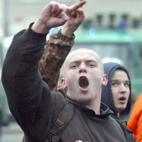 Die Aufnahme zeigt den Teilnehmer einer Neonazi-Demonstration gegen das Verbot der rechtsextremistischen Band "Landser" in Berlin am 10. Januar 2004. 
