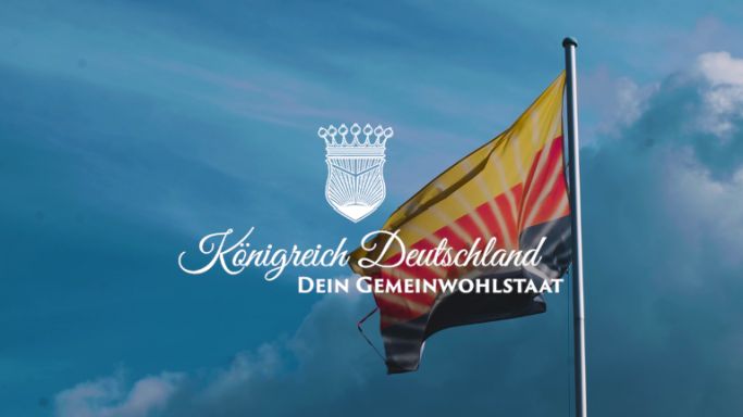 Das Bild zeigt die Flagge des „KRD“ vor blauem Himmel und dem eingeblendeten Schriftzug „Königreich Deutschland-Dein Gemeinwohlstaat“.
