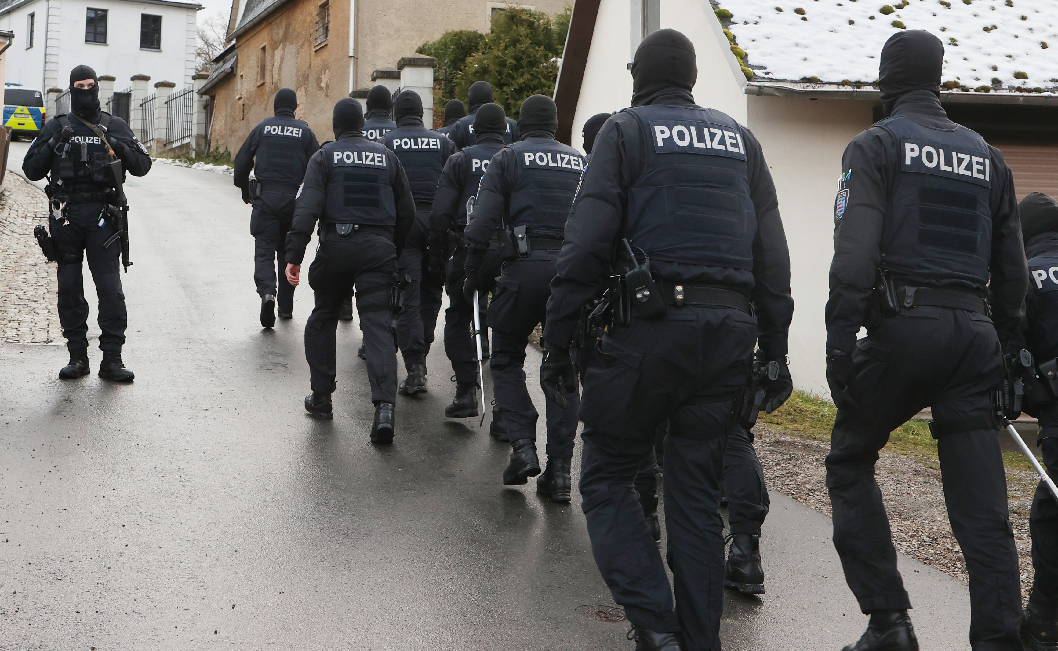 Die Aufnahme zeigt Einsatzkräfte der Polizei auf einer Straße in Thüringen.