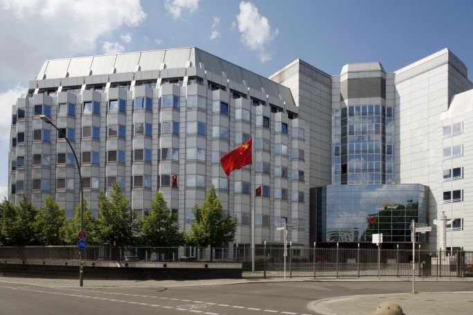 Die Abbildung zeigt das Gebäude der Botschaft der Volksrepublik China in Berlin