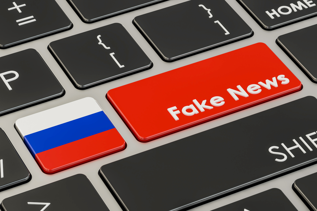 Die Abbildung zeigt eine Tastatur mit eingeblendeter russischer Flagge und dem Schriftzug Fakenews.
