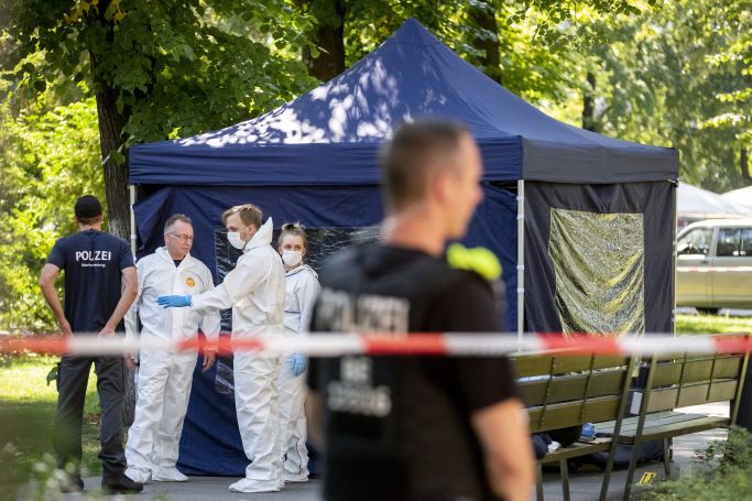 Die Abbildung zeigt den Tatort des „Tiergartenmords“ mit Polizeikräften und Mitarbeitenden der Spurensicherung am 23.08.2019 in Berlin.