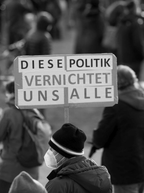 Querdenker und andere Gegner der Corona-Maßnahmen bei einer Demonstration auf dem Münchner Königsplatz. 