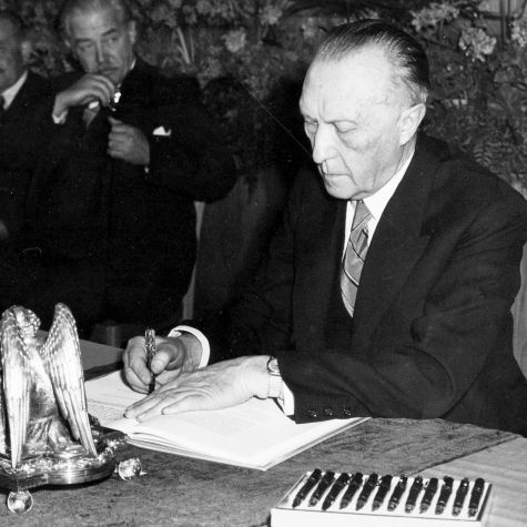 Das Archivbild zeigt den Präsidenten des Parlamentarischen Rates, Dr. Konrad Adenauer, bei der Unterzeichnung des Grundgesetzes am 23. Mai 1949 genau um 17 Uhr in Bonn. 
