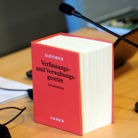 Die Aufnahme vom 26. Februar 2014 zeigt eine Textsammlung der Verfassungs- und Verwaltungsgesetze auf einem Tisch im Oberverwaltungsgericht (OVG) in Schleswig (Schleswig-Holstein).