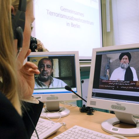 Die Aufnahme vom 8. August 2005 zeigt eine Mitarbeiterin des Gemeinsamen Terrorismusabwehrzentrums (GTAZ) in Berlin an ihrem Computerarbeitsplatz, während sie eine Videobotschaft des al-Quida-Führungsmitglieds Aiman az-Zawahiri analysiert