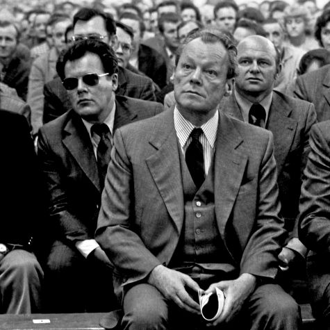 Bundeskanzler Willy Brandt (Mitte) mit Günter Guillaume (links, mit Brille) bei einer Veranstaltung der BKB am 8. April 1974 in Helmstedt. Guillaume wurde am 24. April 1974 unter Spionageverdacht verhaftet und in der Folge als Stasi-Agent enttarnt.