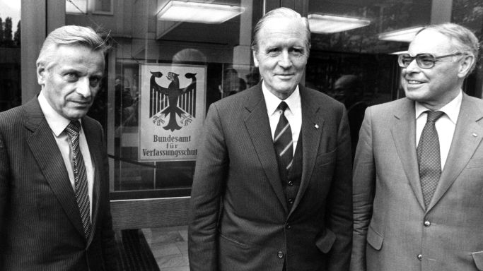 Das Foto vom 8. Mai 1981 zeigt Bundespräsident a.D. Karl Carstens (Mitte), der das BfV in Köln besucht. Empfangen wurde er vom damaligen Präsidenten Dr. Richard Meier (links). An dem Termin nahm auch Staatssekretär a.D. Siegfried Fröhlich (rechts) teil.