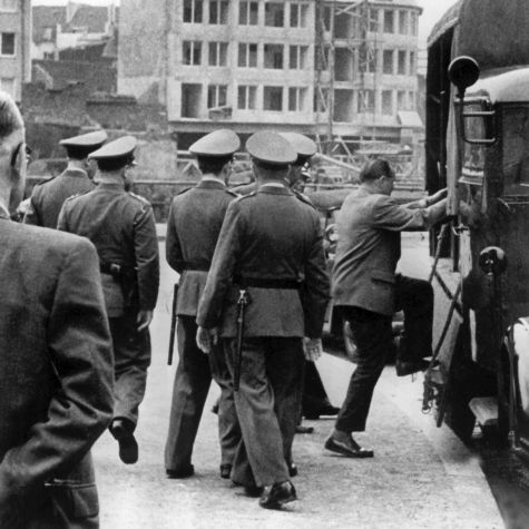 Nachdem die KPD am 17. August 1956 vom Bundesverfassungsgericht verboten worden war, besetzten Kriminalbeamte und Polizeieinheiten die Räume der Landesleitung der KPD in Düsseldorf. Die Büroräume wurden vorläufig versiegelt, drei Personen festgenommen.