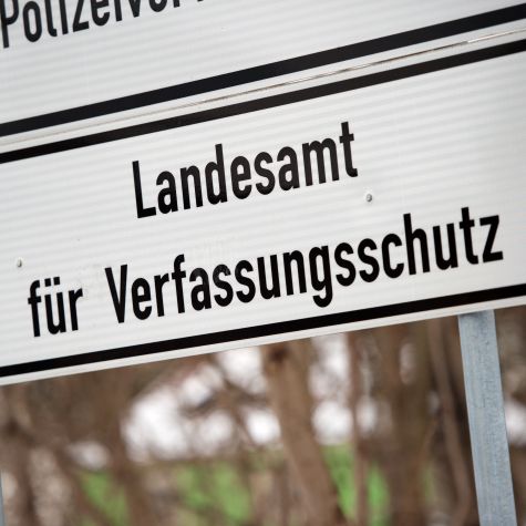 Die Aufnahme vom 3. Januar 2017 zeigt ein Hinweisschild zum sächsischen Landesamt für Verfassungsschutz in Dresden
