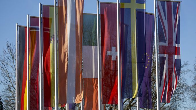Europäische Flaggen am Europa Park, aufgenommen in Rust am 20. Februar 2020