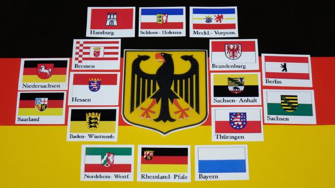 Die Aufnahme vom 16. September 2019 aus Borkwalde (Brandenburg) zeigte eine Bundeswappenflagge, auf der die Flaggen der 16 Bundesländer.
