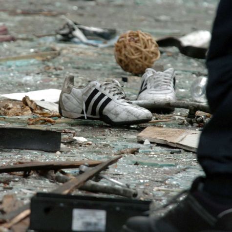 Die Aufnahme vom 10. Juni 2004 zeigt Scherben an einer Explosionsstelle in Köln. Am Vortag war eine Nagelbombe in einem Friseurladen im Stadtteil Mülheim explodiert. 22 Menschen wurden verletzt, 4 von ihnen schwer. Die Tat wird dem NSU zugeordnet.