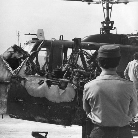 Ende der Befreiungsaktion in der Nacht zum 6. September 1972 in Fürstenfeldbruck: Von 2 Hubschraubern des Bundesgrenzschutz ist der vordere nur noch ein Wrack. Alle 9 israelischen Geiseln, 5 arabische Terroristen und 1 Polizist kommen ums Leben. 