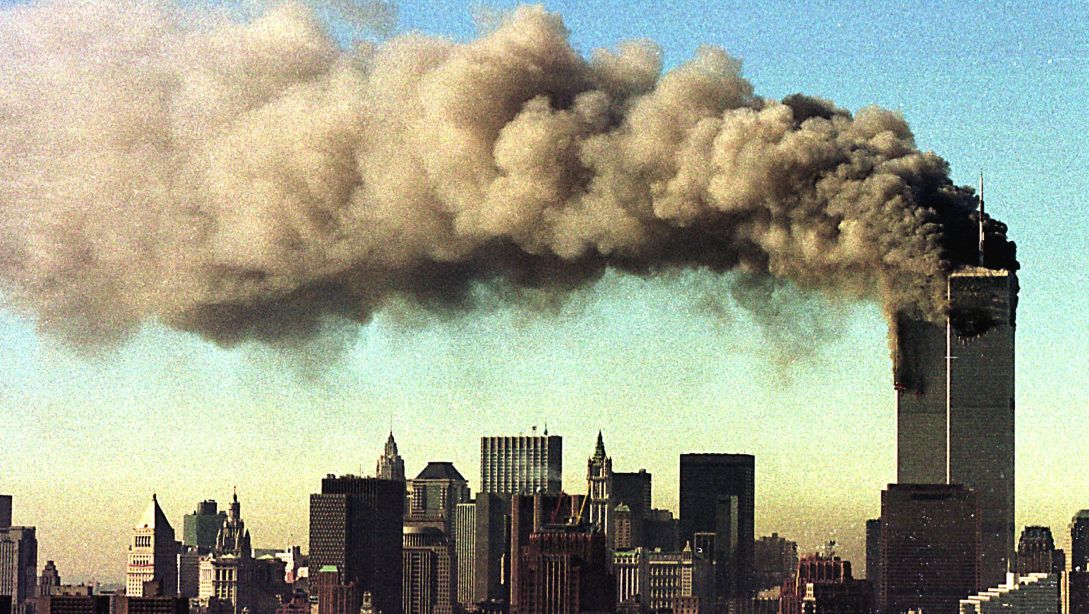 Die Aufnahme zeigt einen Blick auf das brennende World Trade Center in New York City nach dem islamistischen Terroranschlag am 11. September 2001. 